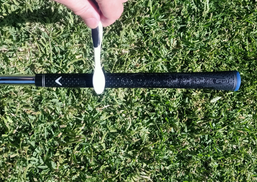 Scrubbing golf grips